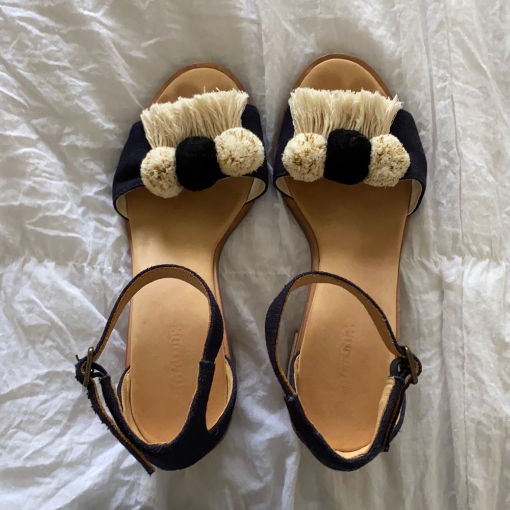 Cute Pom Pom Soludos sandals. Sz 7
